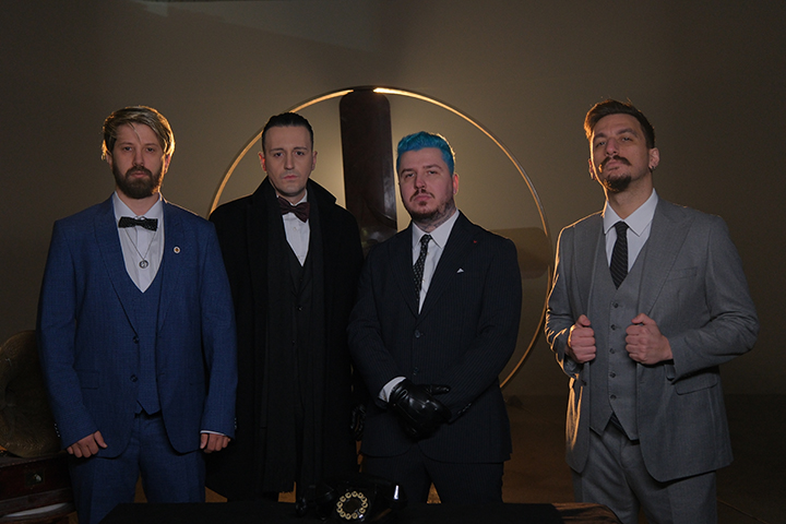 Türk Rock & Metal sahnesine iddialı bir giriş yapan Fake Majesty, ilk teklisi “Ease the Pain” ile dinleyicilerle buluştu.